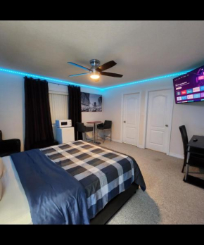 Platinum Staycation EnSuite - free parking , ensuite Washroom , shared kitchen